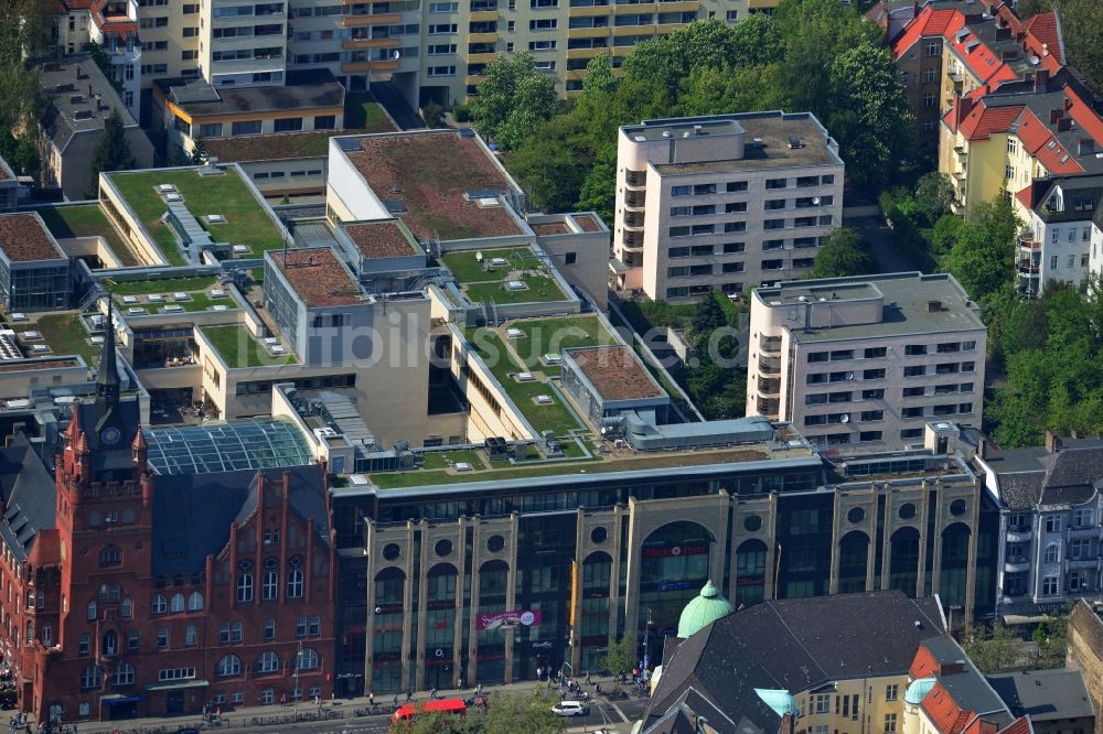 Berlin aus der Vogelperspektive: Einkaufszentrum „ Das Schloss “ am roten alten Rathaus in der Schloßstraße / Ecke Grunewaldstraße in Berlin - Steglitz