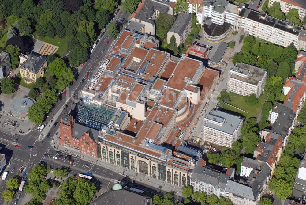 Berlin-Steglitz aus der Vogelperspektive: Einkaufszentrum ?Das Schloss? am roten alten Rathaus in der Schloßstraße/Ecke Grunewaldstraße