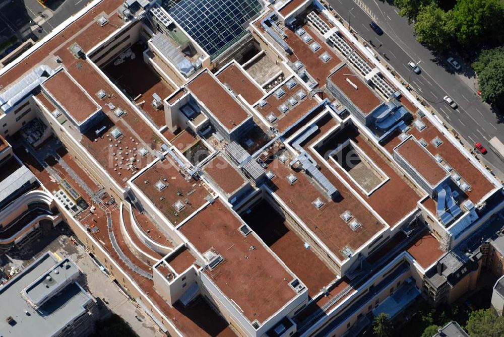 Berlin-Steglitz aus der Vogelperspektive: Einkaufszentrum ?Das Schloss? am roten alten Rathaus in der Schloßstraße/Ecke Grunewaldstraße