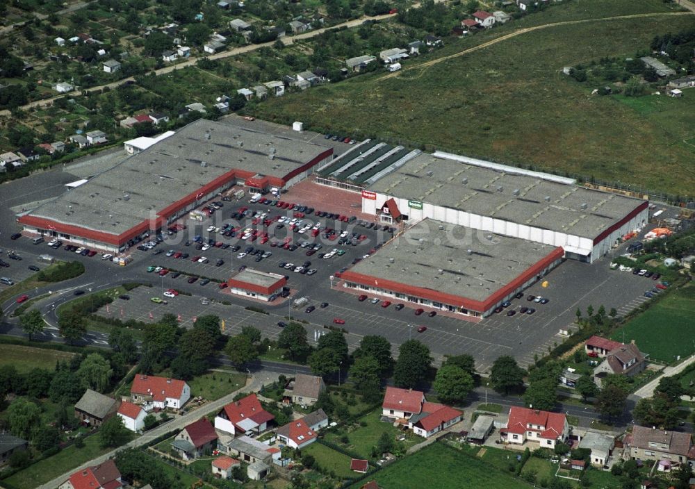 Seelow von oben - Einkaufszentrum Seelow an der Bundesstraße B1 in Seelow im Bundesland Brandenburg