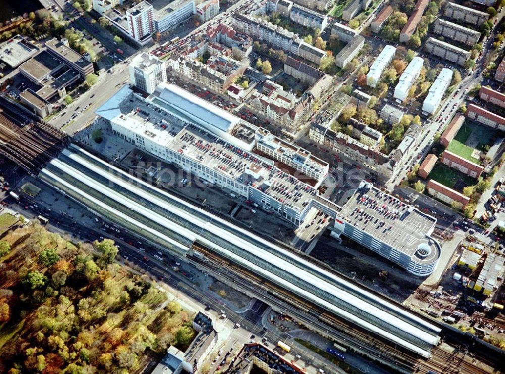 Berlin - Spandau aus der Vogelperspektive: Einkaufszentrum SPANDAUER ARCADEN am Spandauer Bahnhof in Berlin - Spandau.