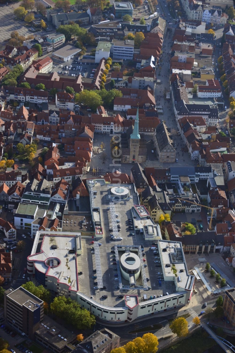 Hameln von oben - Einkaufszentrum Stadtgalerie der ECE in der historischen Altstadt im Stadtzentrum von Hameln im Bundesland Niedersachsen