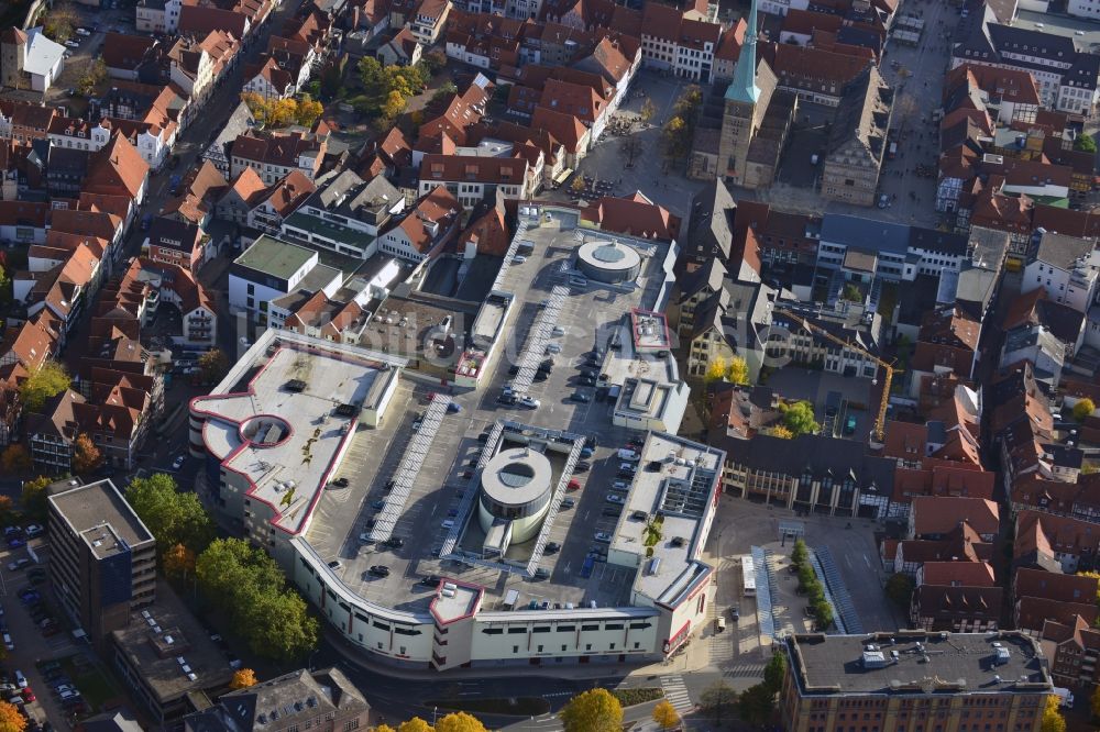 Hameln aus der Vogelperspektive: Einkaufszentrum Stadtgalerie der ECE in der historischen Altstadt im Stadtzentrum von Hameln im Bundesland Niedersachsen