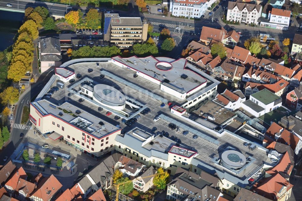 Hameln von oben - Einkaufszentrum Stadtgalerie der ECE in der historischen Altstadt im Stadtzentrum von Hameln im Bundesland Niedersachsen