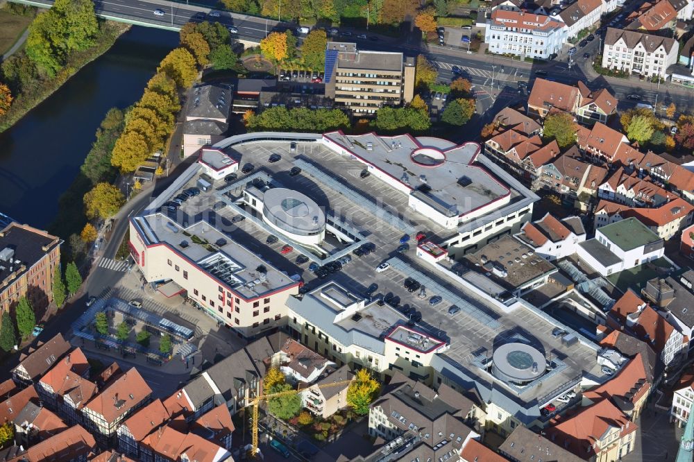 Hameln aus der Vogelperspektive: Einkaufszentrum Stadtgalerie der ECE in der historischen Altstadt im Stadtzentrum von Hameln im Bundesland Niedersachsen