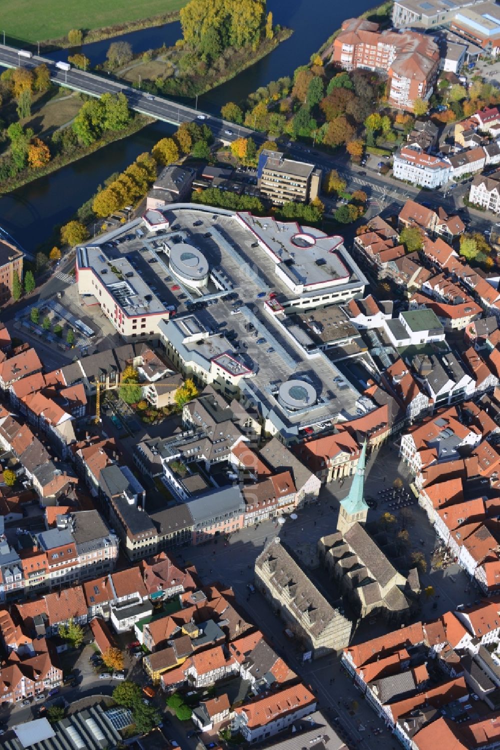 Luftbild Hameln - Einkaufszentrum Stadtgalerie der ECE in der historischen Altstadt im Stadtzentrum von Hameln im Bundesland Niedersachsen