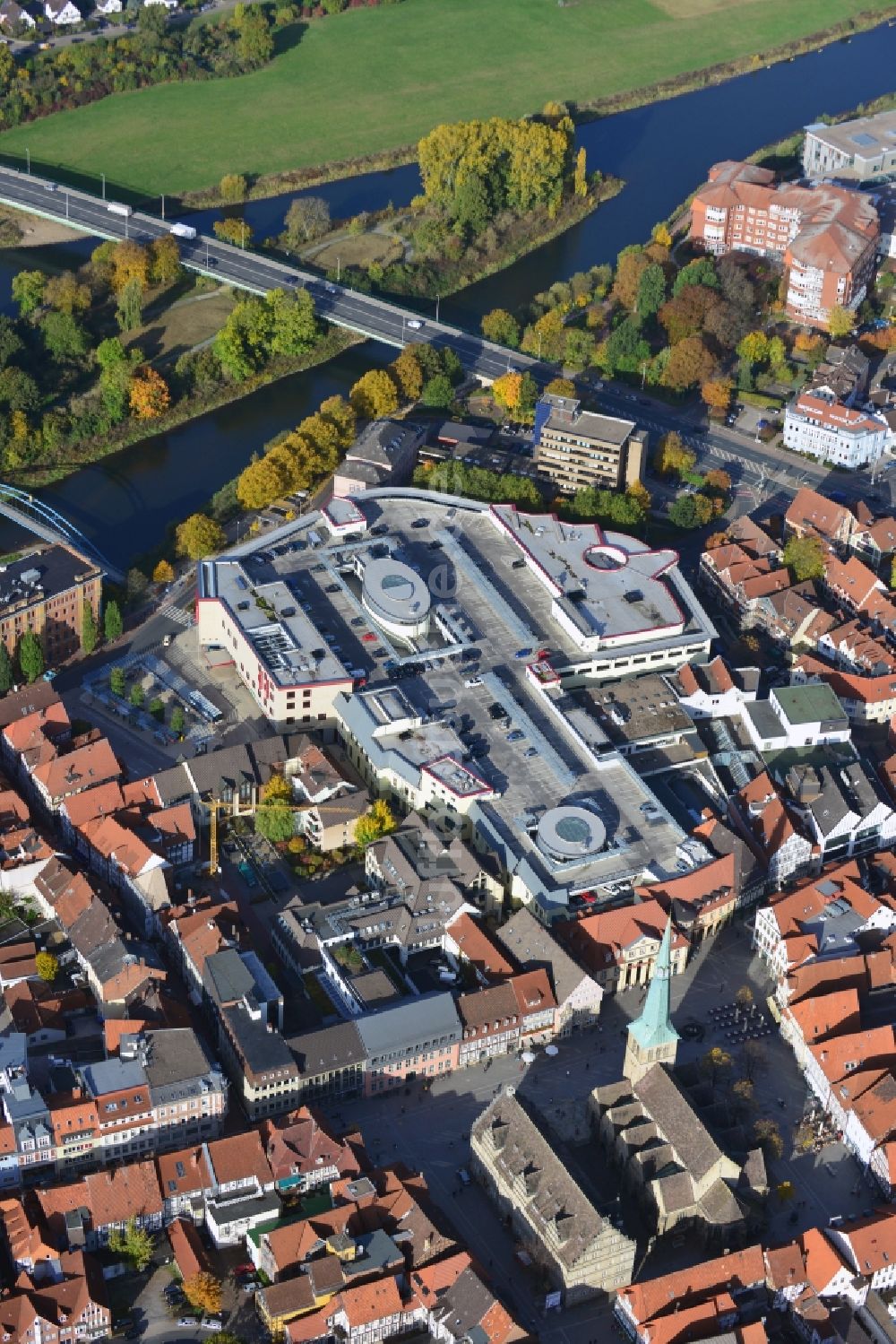 Luftaufnahme Hameln - Einkaufszentrum Stadtgalerie der ECE in der historischen Altstadt im Stadtzentrum von Hameln im Bundesland Niedersachsen