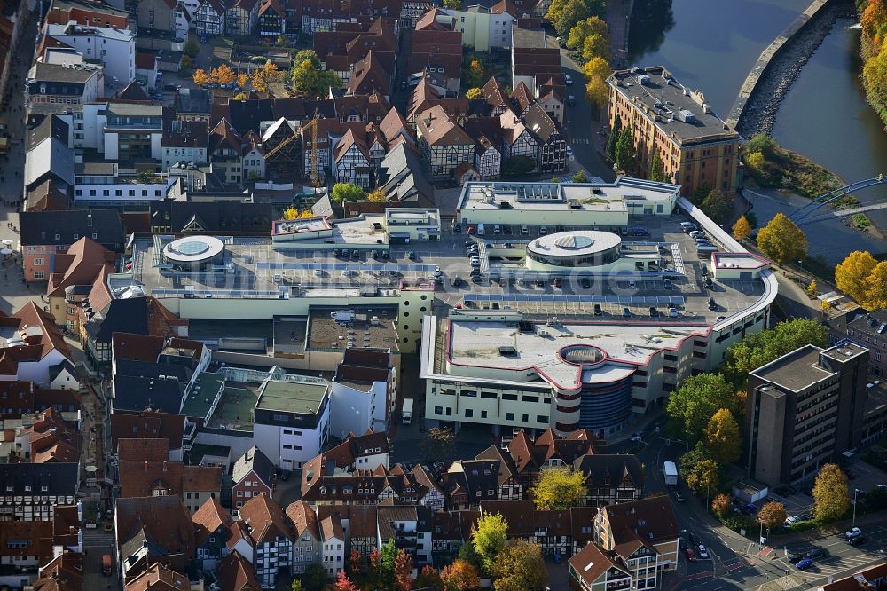 Luftaufnahme Hameln - Einkaufszentrum Stadtgalerie der ECE in der historischen Altstadt im Stadtzentrum von Hameln im Bundesland Niedersachsen