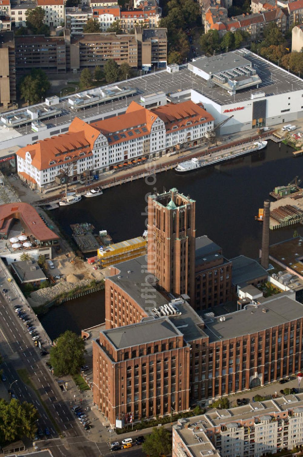 Berlin aus der Vogelperspektive: Einkaufszentrum Tempelhofer Hafen und Ullsteinhaus