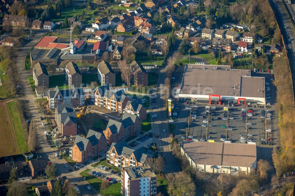 Oberhausen aus der Vogelperspektive: Einkaufszentrum im Verlauf der Bundesautobahn A516 in Oberhausen im Bundesland Nordrhein-Westfalen