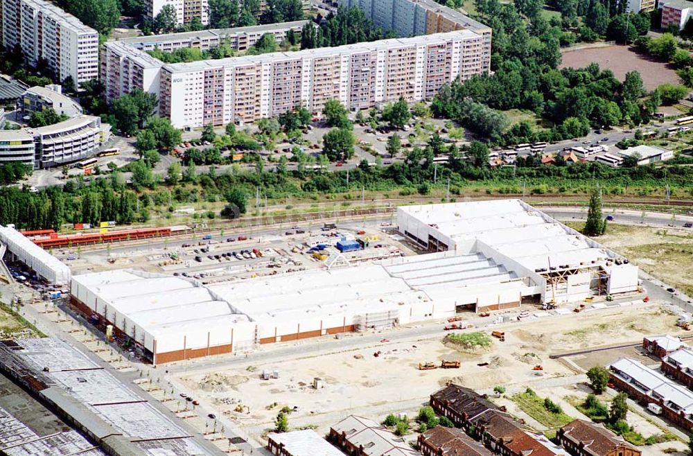 Berlin / Lichtenberg aus der Vogelperspektive: Einkaufszentrum/Neubau Storkower Straße Lichtenberg / Berlin