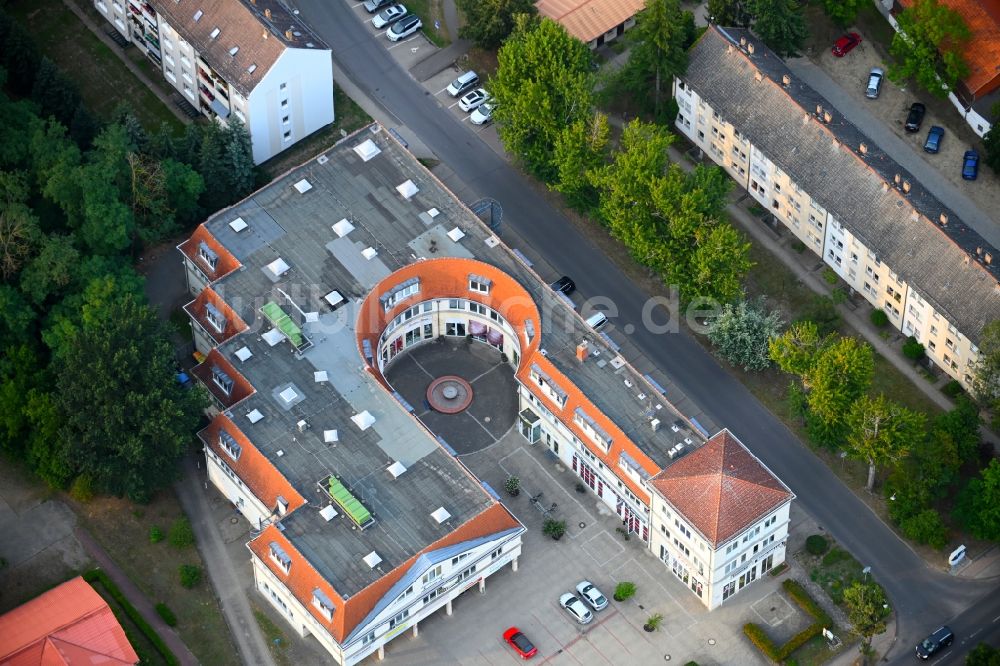 Altlandsberg von oben - Einkaufzentrum an der Berliner Allee in Altlandsberg im Bundesland Brandenburg, Deutschland