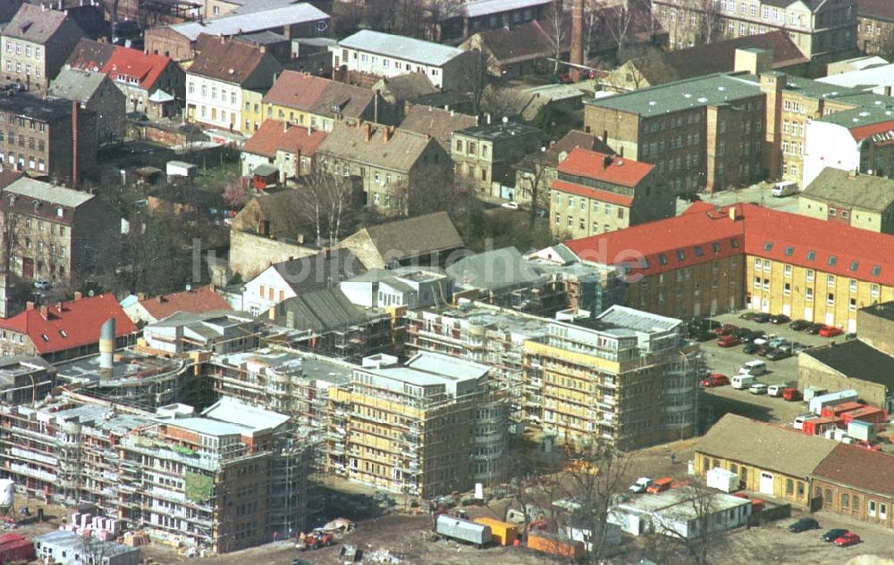 Luckenwalde / Brandenburg aus der Vogelperspektive: Einkaufzentrum- und Bürohausbau im Stadtzentrum von Luckenwalde / Brandenburg.