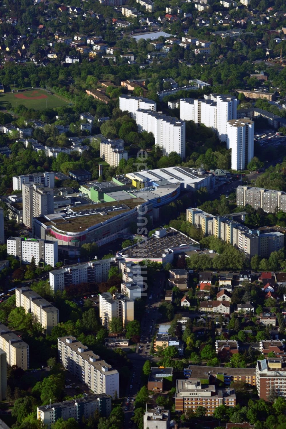 Luftaufnahme Berlin - Einkaufzentrum Gropius Passagen im Bezirk Neukölln von Berlin