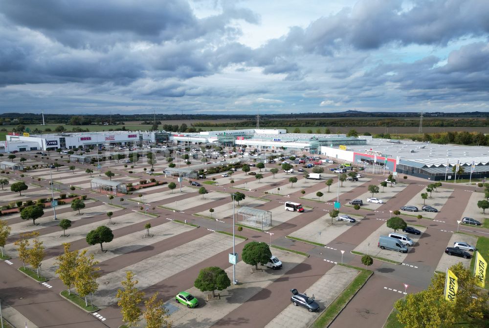 Landsberg von oben - Einkaufzentrum Halle Center in Landsberg im Bundesland Sachsen-Anhalt, Deutschland