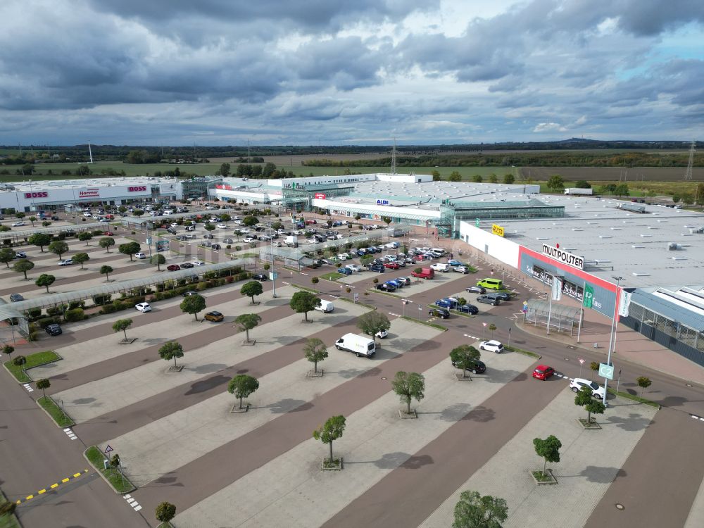 Landsberg aus der Vogelperspektive: Einkaufzentrum Halle Center in Landsberg im Bundesland Sachsen-Anhalt, Deutschland