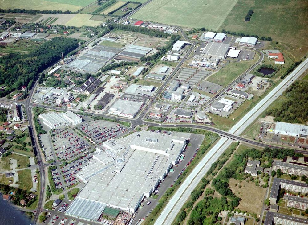 Cottbus aus der Vogelperspektive: Einkaufzentrum Lausitzpark an der Autobahnabfahrt nach Cottbus