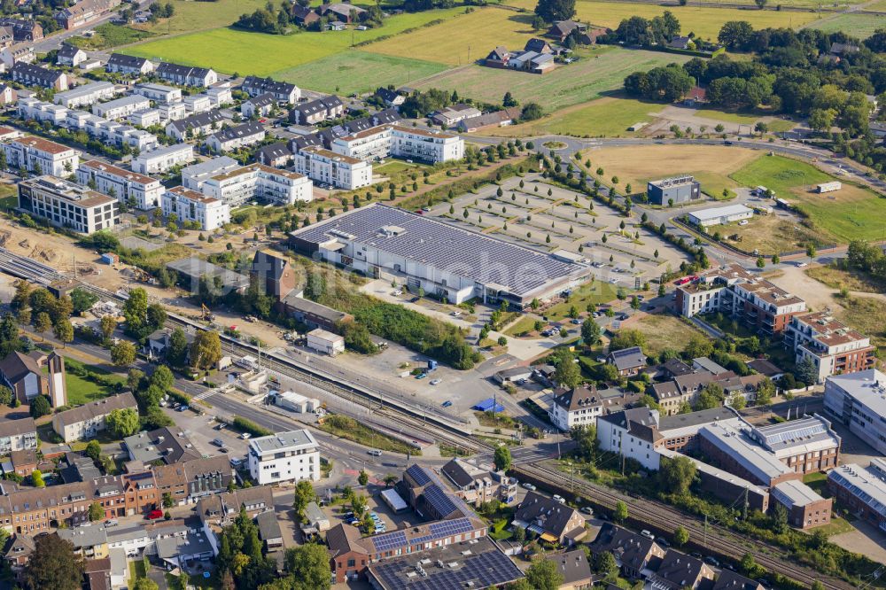 Osterath aus der Vogelperspektive: Einkaufzentrum in Osterath im Bundesland Nordrhein-Westfalen, Deutschland