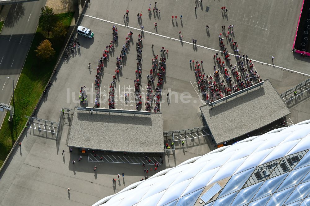 Luftaufnahme München - Einlaß- Kontrolle an der Arena des Stadion Allianz Arena in München im Bundesland Bayern, Deutschland