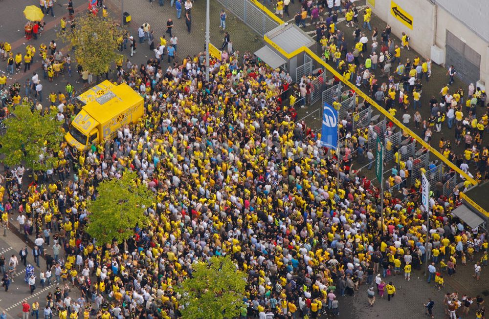 Luftaufnahme Dortmund - Einlaßkontrolle Fußballspiel BVB gegen Hertha BSC im Borusseum , dem Stadion Signal Iduna Park in Dortmund