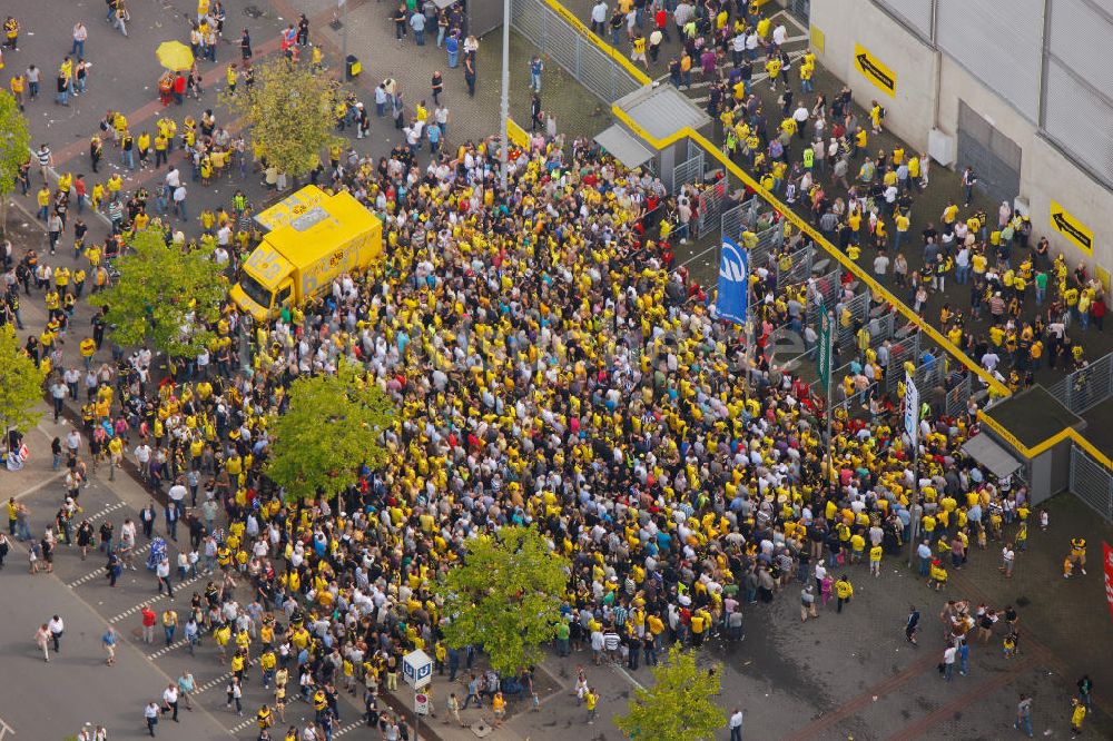 Dortmund von oben - Einlaßkontrolle Fußballspiel BVB gegen Hertha BSC im Borusseum , dem Stadion Signal Iduna Park in Dortmund