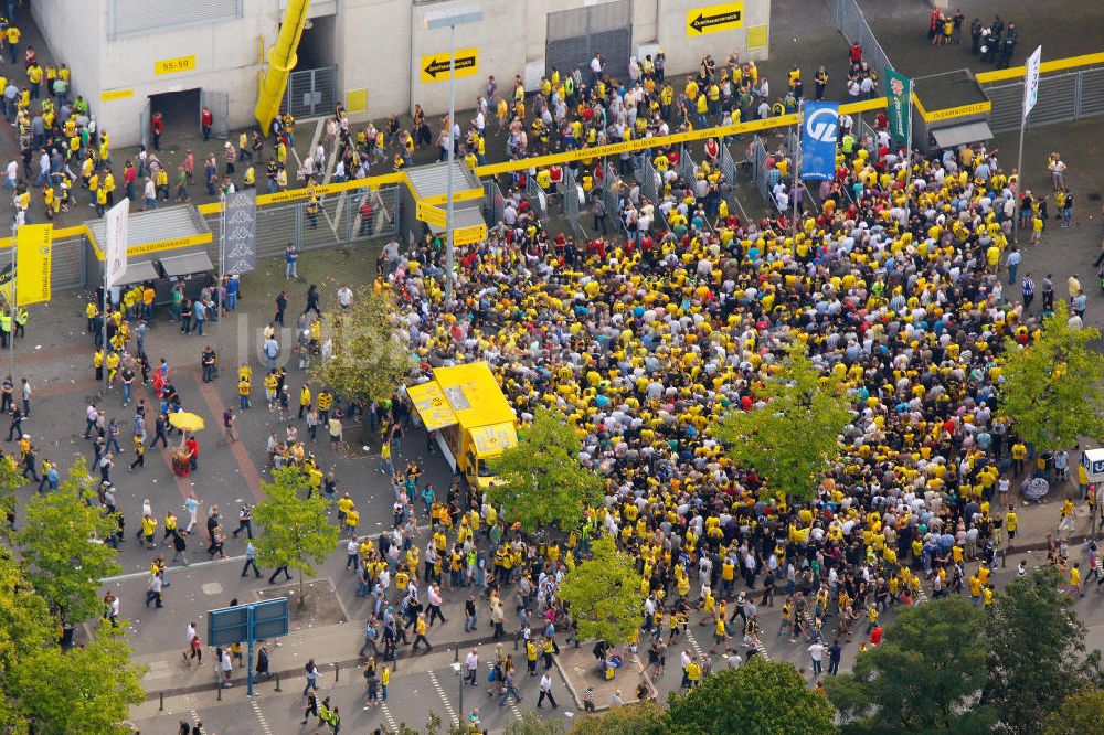 Luftbild Dortmund - Einlaßkontrolle Fußballspiel BVB gegen Hertha BSC im Borusseum , dem Stadion Signal Iduna Park in Dortmund