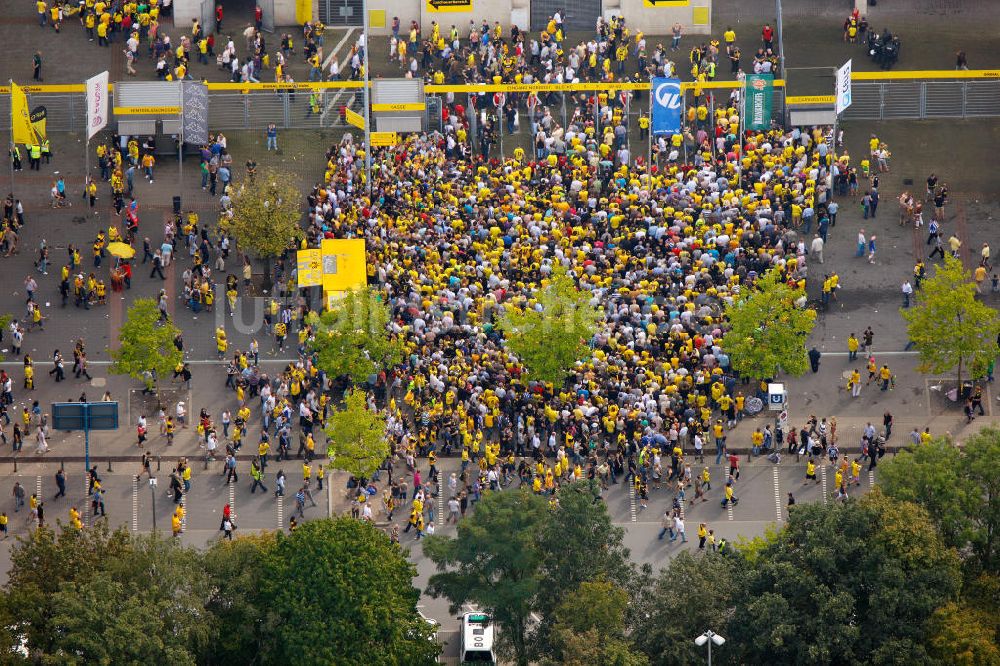 Luftaufnahme Dortmund - Einlaßkontrolle Fußballspiel BVB gegen Hertha BSC im Borusseum , dem Stadion Signal Iduna Park in Dortmund