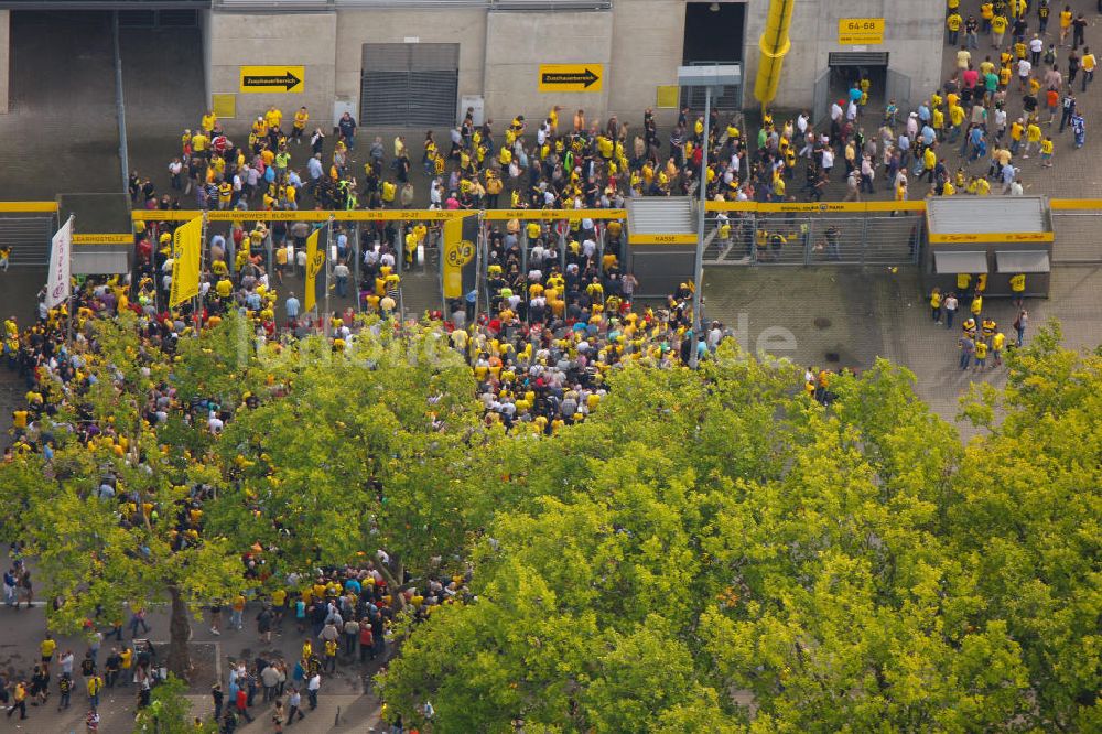 Dortmund von oben - Einlaßkontrolle Fußballspiel BVB gegen Hertha BSC im Borusseum , dem Stadion Signal Iduna Park in Dortmund