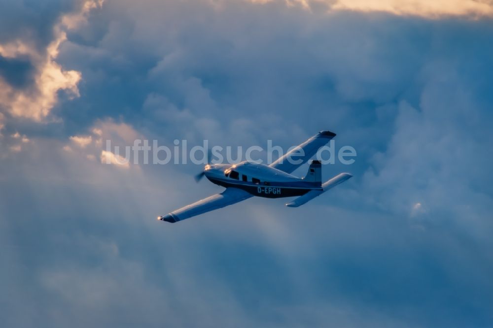 Luftaufnahme Flensburg - Einmotoriges Geschäftsflugzeug im Luftraum in Flensburg im Bundesland Schleswig-Holstein