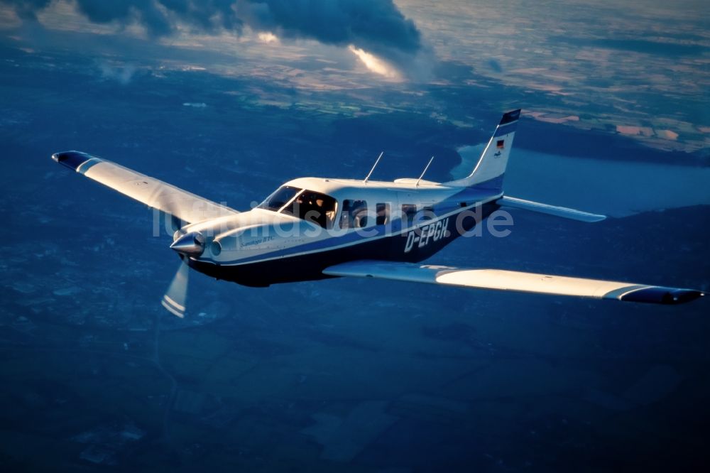 Flensburg von oben - Einmotoriges Geschäftsflugzeug im Luftraum in Flensburg im Bundesland Schleswig-Holstein