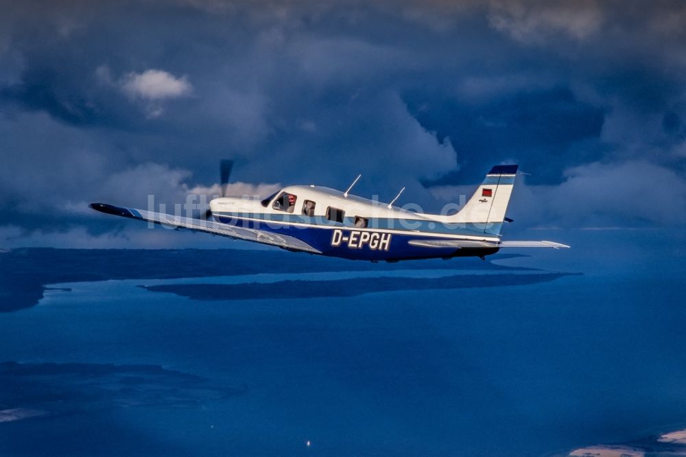 Langballig aus der Vogelperspektive: Einmotoriges Geschäftsflugzeug im Luftraum Flensburger Förde im Bundesland Schleswig-Holstein