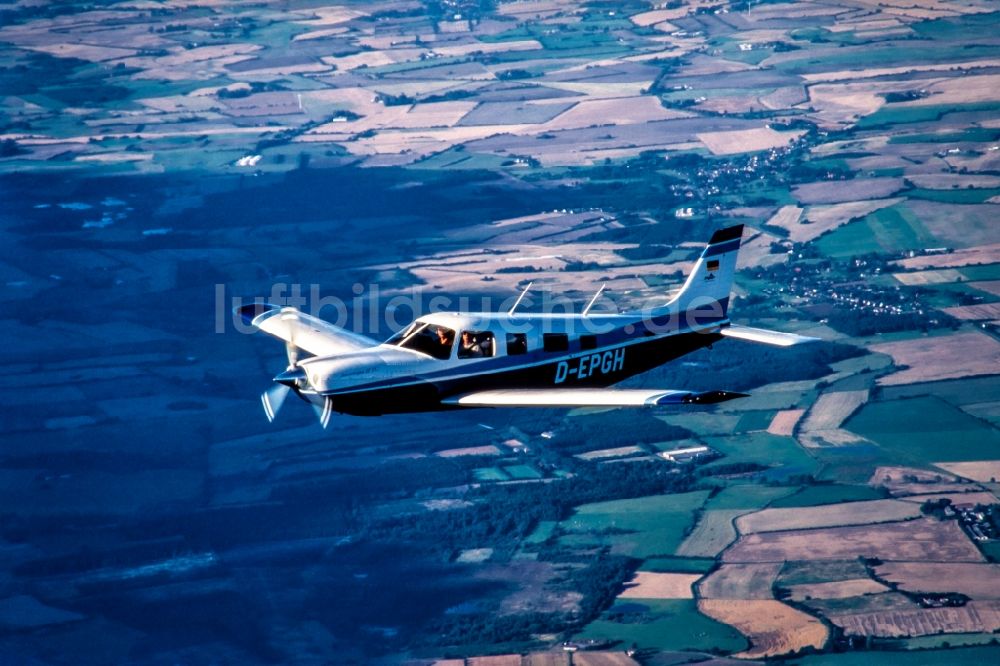 Wallsbüll aus der Vogelperspektive: Einmotoriges Geschäftsflugzeug im Luftraum in Wallsbüll im Bundesland Schleswig-Holstein