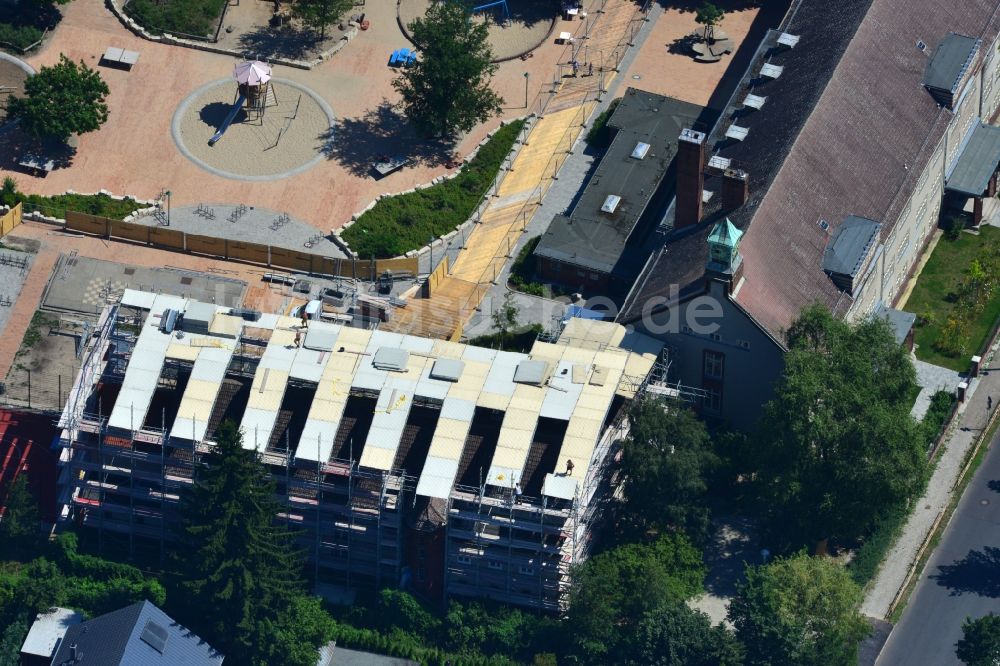 Berlin Kaulsdorf von oben - Einrüstungsarbeiten zu Sanierungsarbeiten am Dach der Turnhalle der Grundschule an der Ulmenstraße in Kaulsdorf in Berlin