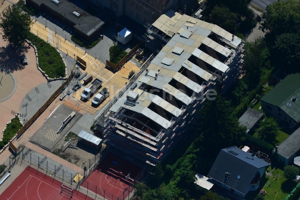 Berlin Kaulsdorf aus der Vogelperspektive: Einrüstungsarbeiten zu Sanierungsarbeiten am Dach der Turnhalle der Grundschule an der Ulmenstraße in Kaulsdorf in Berlin