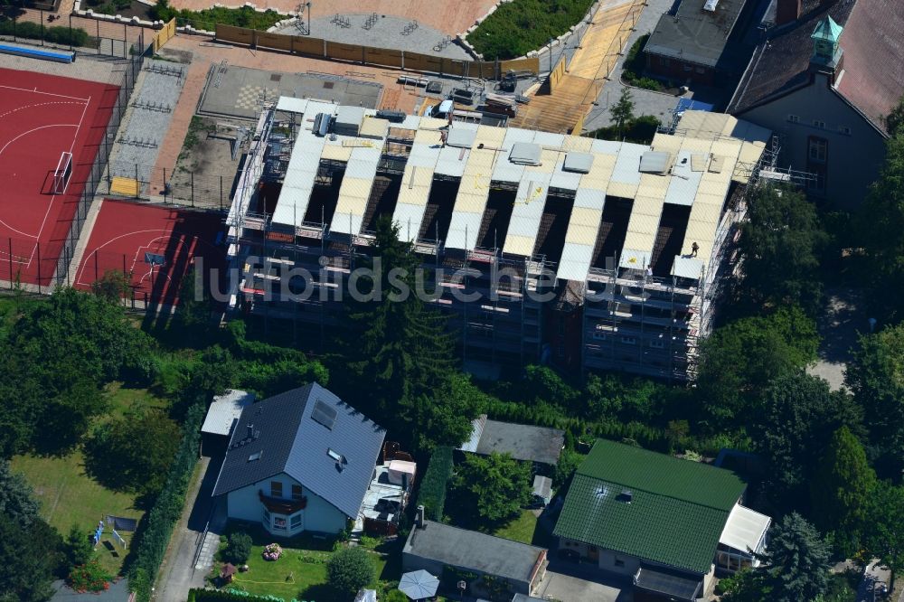 Berlin Kaulsdorf von oben - Einrüstungsarbeiten zu Sanierungsarbeiten am Dach der Turnhalle der Grundschule an der Ulmenstraße in Kaulsdorf in Berlin