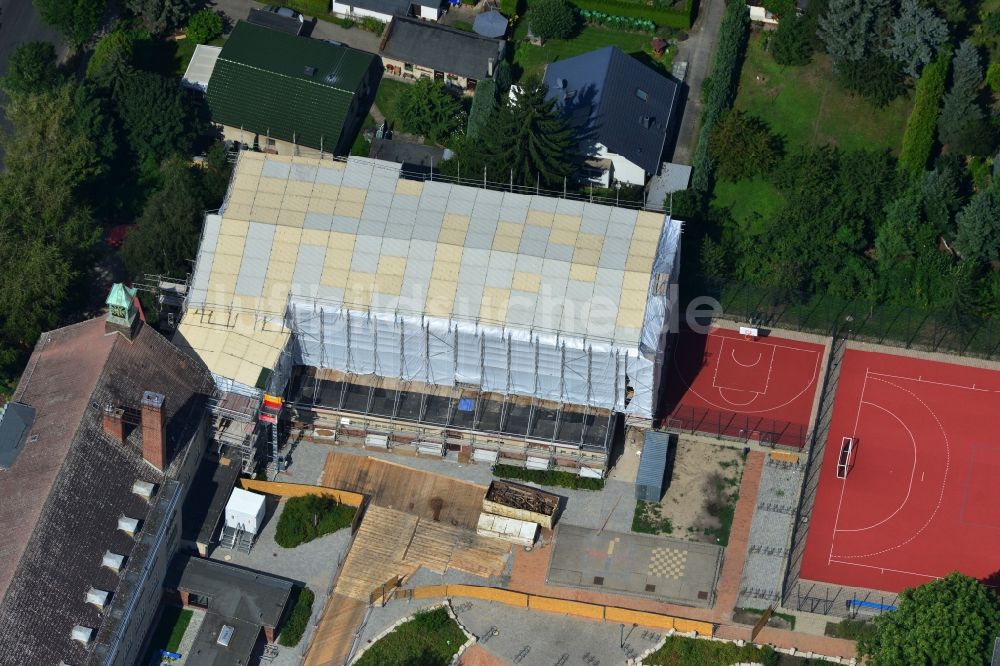 Berlin Kaulsdorf von oben - Einrüstungsarbeiten zu Sanierungsarbeiten am Dach der Turnhalle der Grundschule an der Ulmenstraße in Kaulsdorf in Berlin