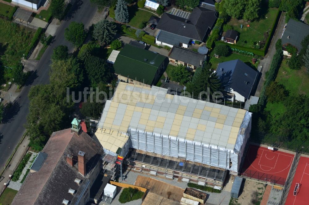 Berlin Kaulsdorf aus der Vogelperspektive: Einrüstungsarbeiten zu Sanierungsarbeiten am Dach der Turnhalle der Grundschule an der Ulmenstraße in Kaulsdorf in Berlin