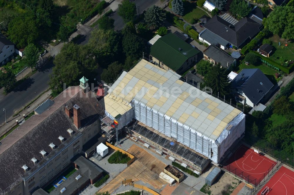 Luftbild Berlin Kaulsdorf - Einrüstungsarbeiten zu Sanierungsarbeiten am Dach der Turnhalle der Grundschule an der Ulmenstraße in Kaulsdorf in Berlin