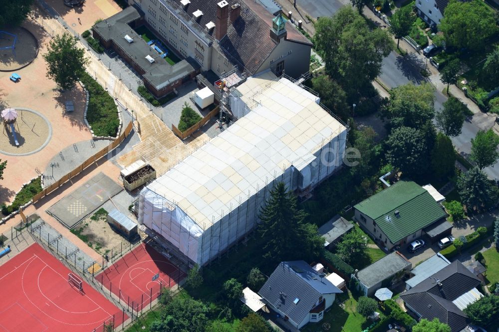 Berlin Kaulsdorf von oben - Einrüstungsarbeiten zu Sanierungsarbeiten am Dach der Turnhalle der Grundschule an der Ulmenstraße in Kaulsdorf in Berlin