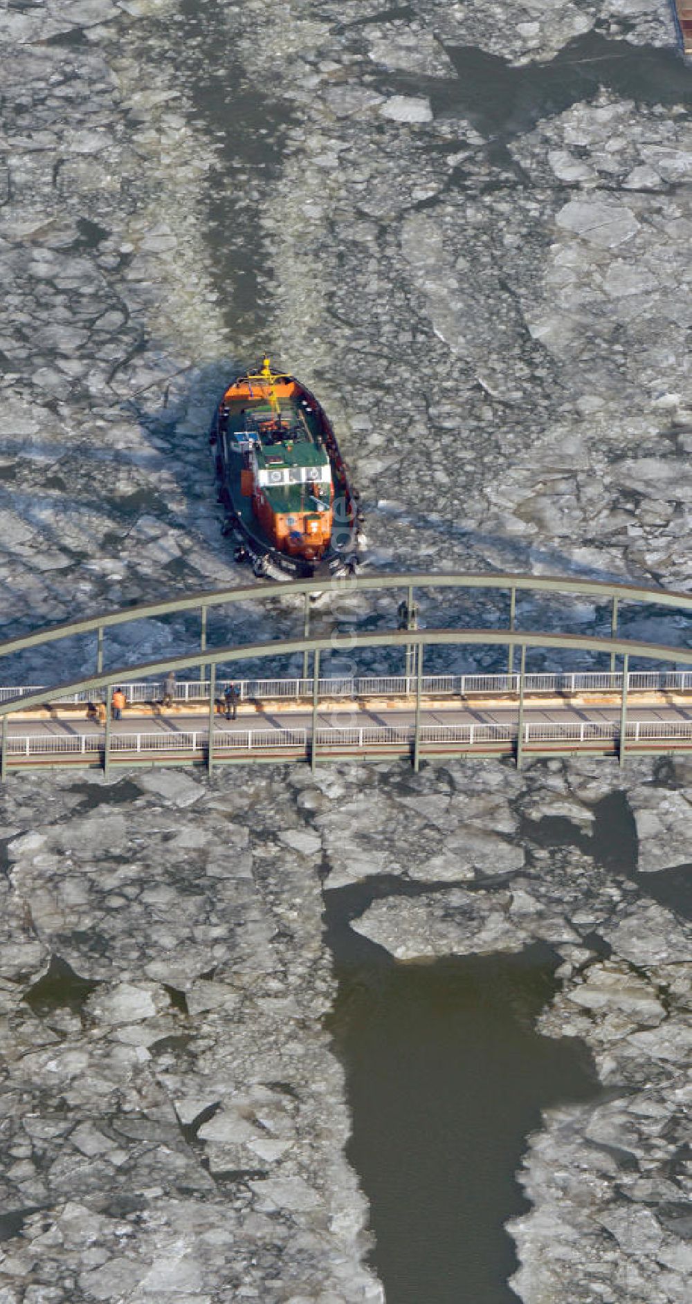 Luftbild Marl - Einsatz von Eisbrecher - Schiffen auf dem Wesel-Datteln-Kanal bei Marl im Ruhrgebiet