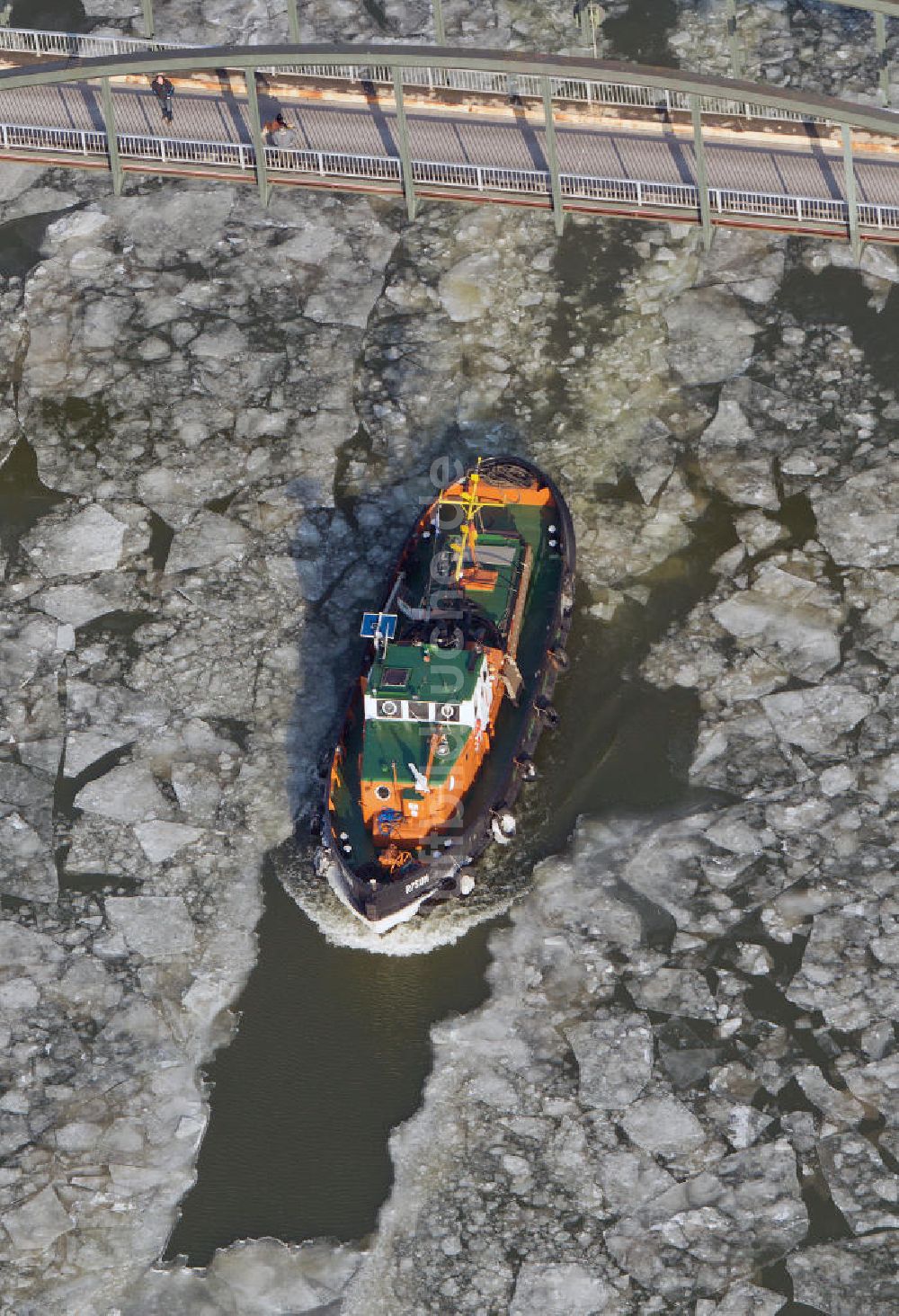 Luftaufnahme Marl - Einsatz von Eisbrecher - Schiffen auf dem Wesel-Datteln-Kanal bei Marl im Ruhrgebiet