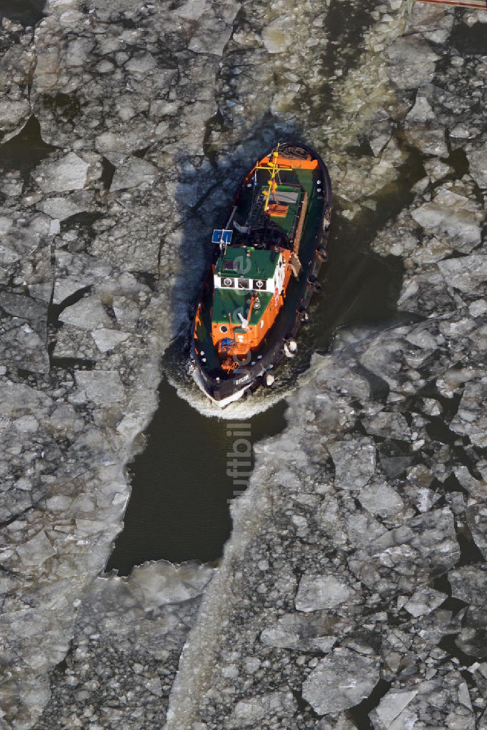 Marl von oben - Einsatz von Eisbrecher - Schiffen auf dem Wesel-Datteln-Kanal bei Marl im Ruhrgebiet