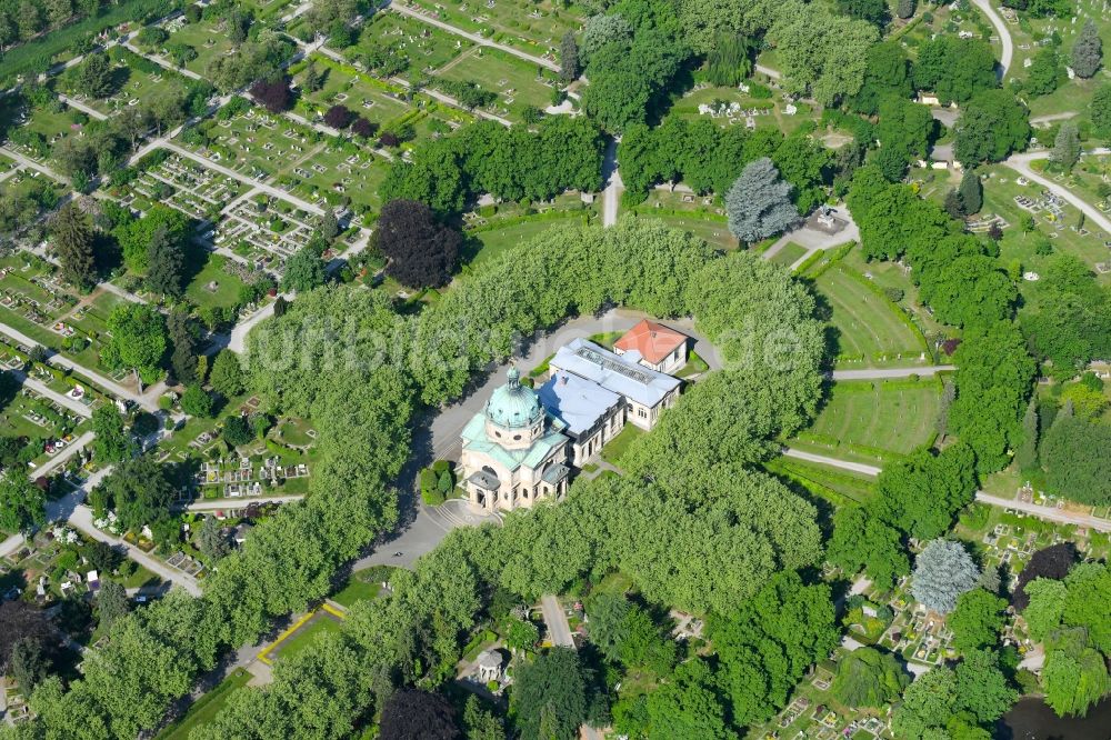 Luftaufnahme Freiburg im Breisgau - Einsegnungshalle auf dem Gelände des Friedhofes Hauptfriedhof an der Friedhofstraße in Freiburg im Breisgau im Bundesland Baden-Württemberg, Deutschland