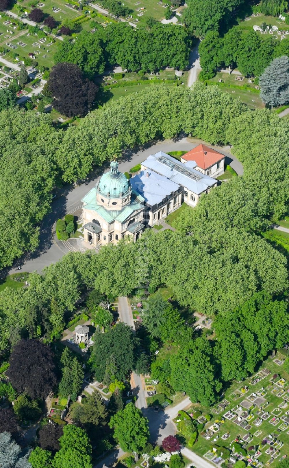 Freiburg im Breisgau von oben - Einsegnungshalle auf dem Gelände des Friedhofes Hauptfriedhof an der Friedhofstraße in Freiburg im Breisgau im Bundesland Baden-Württemberg, Deutschland