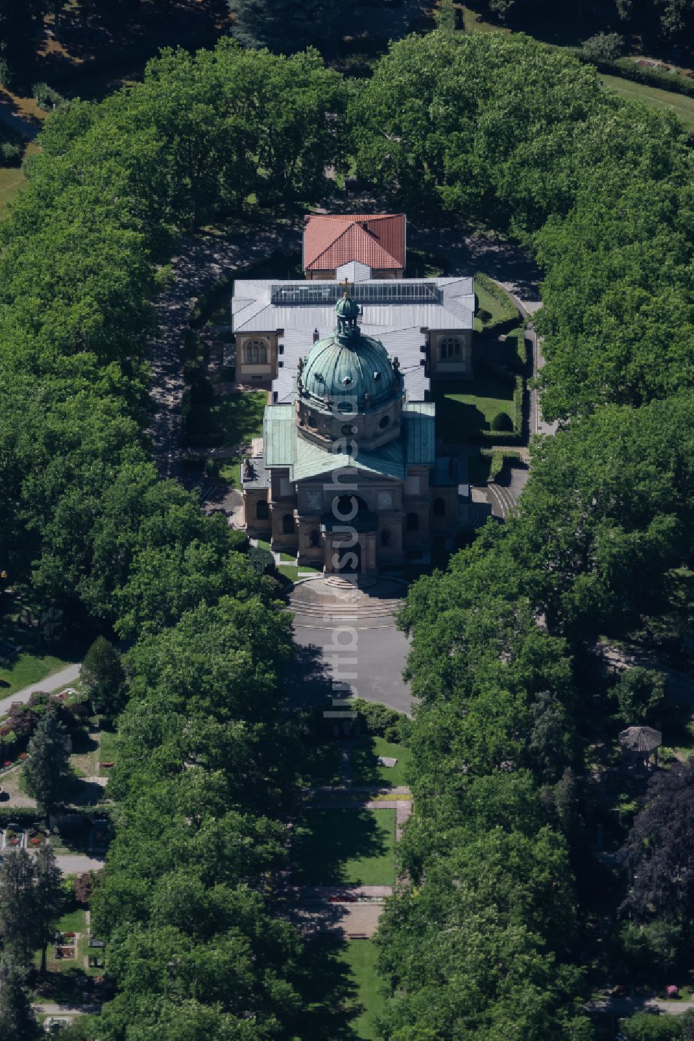 Luftaufnahme Freiburg im Breisgau - Einsegnungshalle zur Beisetzung auf dem Gelände des Friedhofes in Freiburg im Breisgau im Bundesland Baden-Württemberg, Deutschland