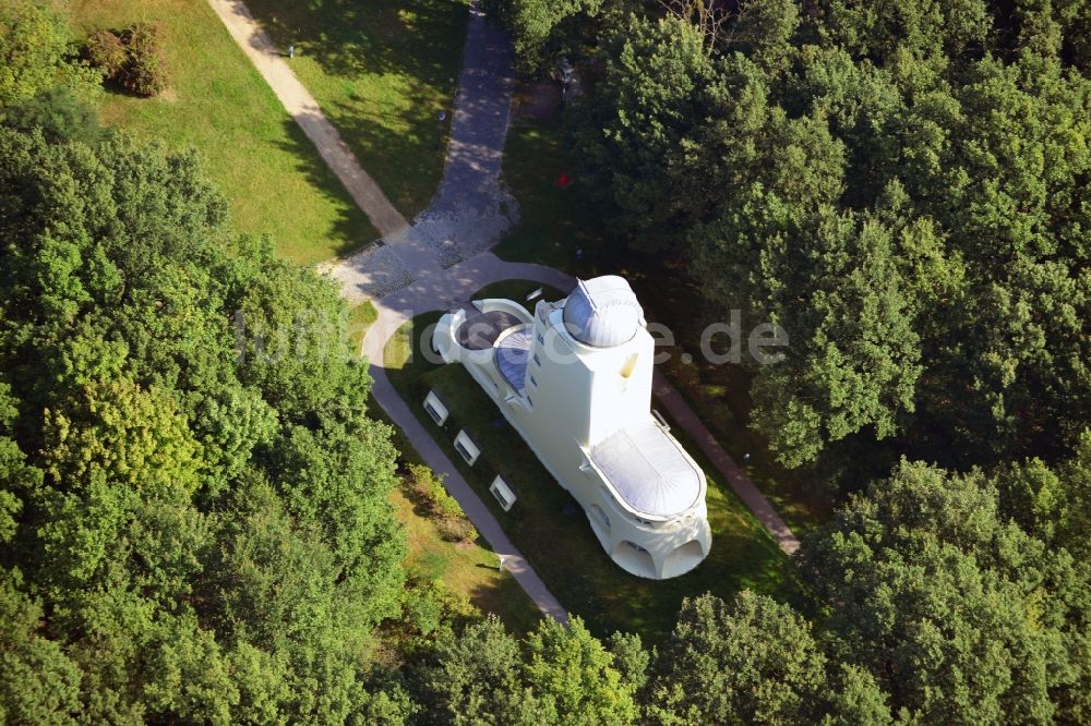 Luftaufnahme Potsdam - Einsteinturm im Wissenschaftspark Albert Einstein auf dem Telegrafenberg in Potsdam im Bundesland Brandenburg