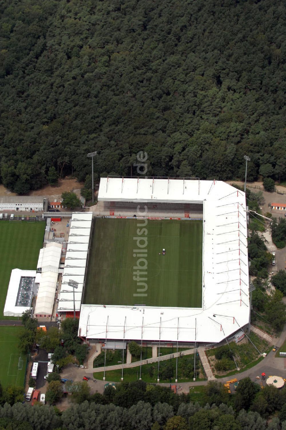 Luftaufnahme Berlin - Einweihung Stadion Alte Försterei des 1. FC Union in Berlin-Köpenick