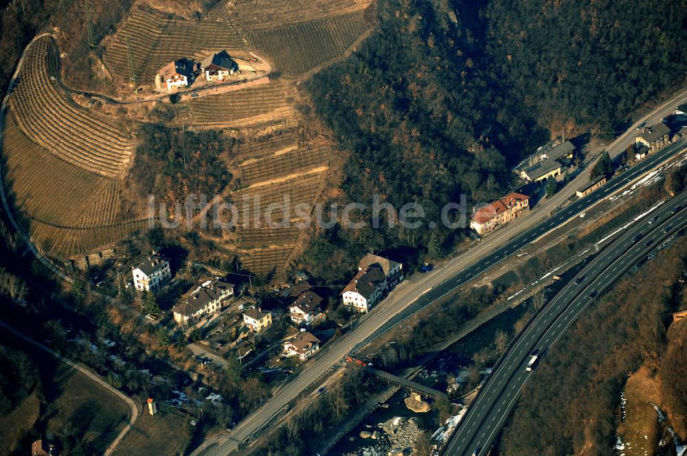 Atzwang von oben - Eisack und die Autostrada del Brennero (Brennerautobahn E45 / A22) bei Atzwang (Campodazzo) in Italien