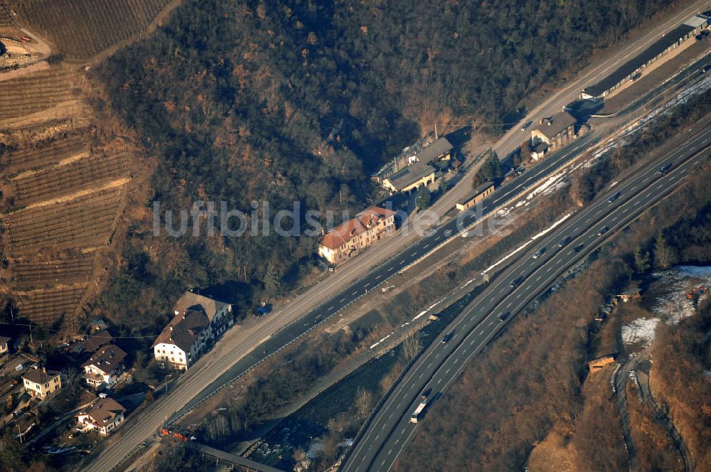 Atzwang aus der Vogelperspektive: Eisack und die Autostrada del Brennero (Brennerautobahn E45 / A22) bei Atzwang (Campodazzo) in Italien