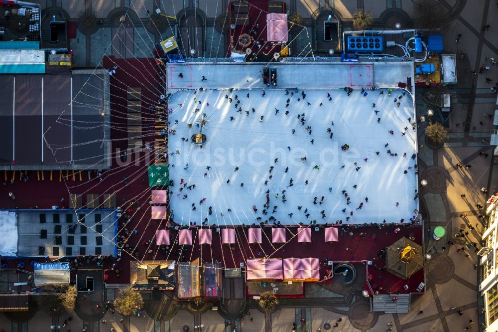 Essen aus der Vogelperspektive: Eisbahn auf dem Kennedyplatz in Essen im Bundesland Nordrhein-Westfalen